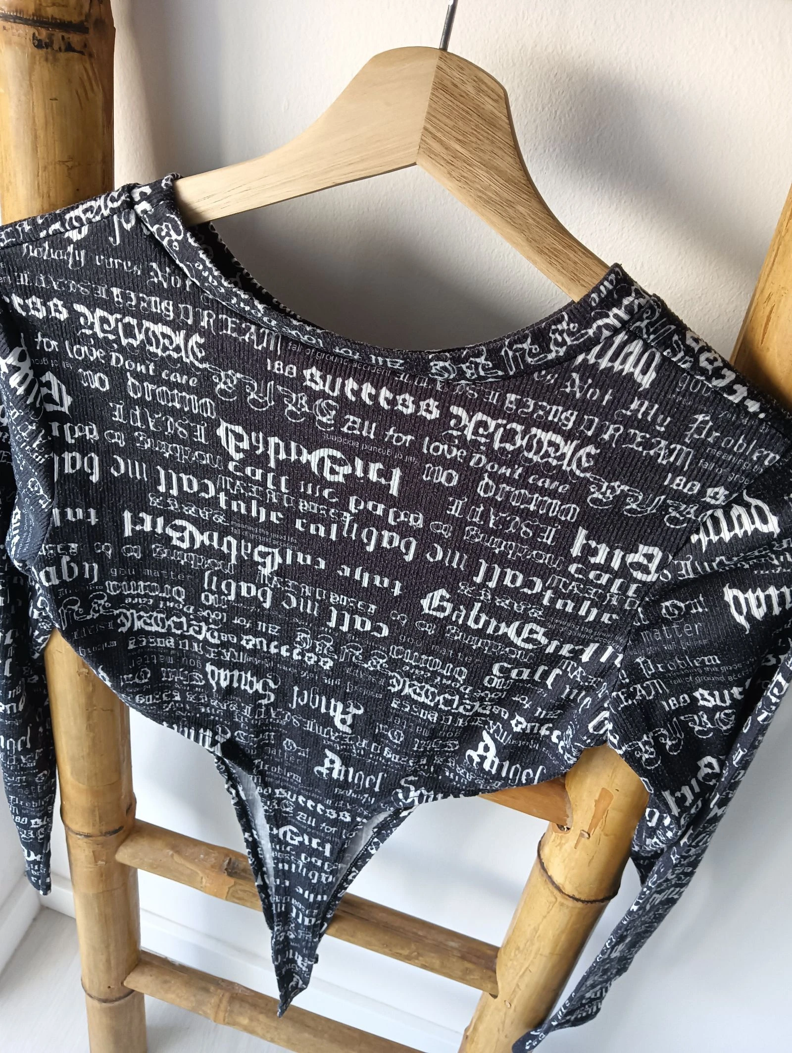 Textured Long Sleeve Bodysuit with Gothic/Y2K Print Pattern / Size P – photo 2